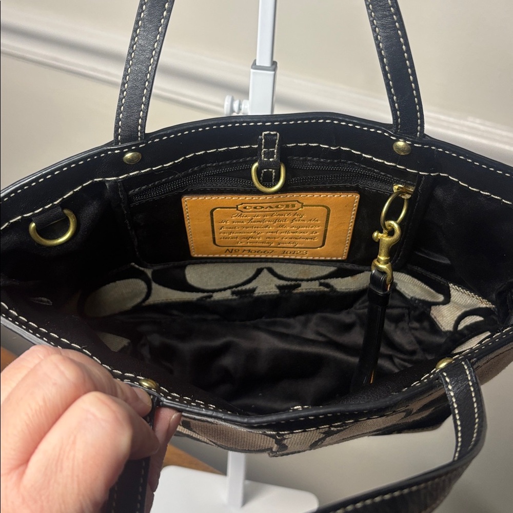 COACH SIGNATURE MONOGRAM Stylish Black and Tan Women's satchel - Picture 5 of 11